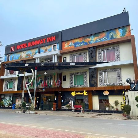 Hotel Runway Inn Pura Raghunāth Exteriör bild