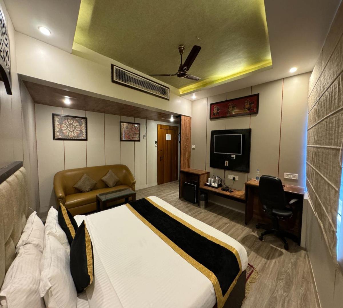 Hotel Runway Inn Pura Raghunāth Exteriör bild