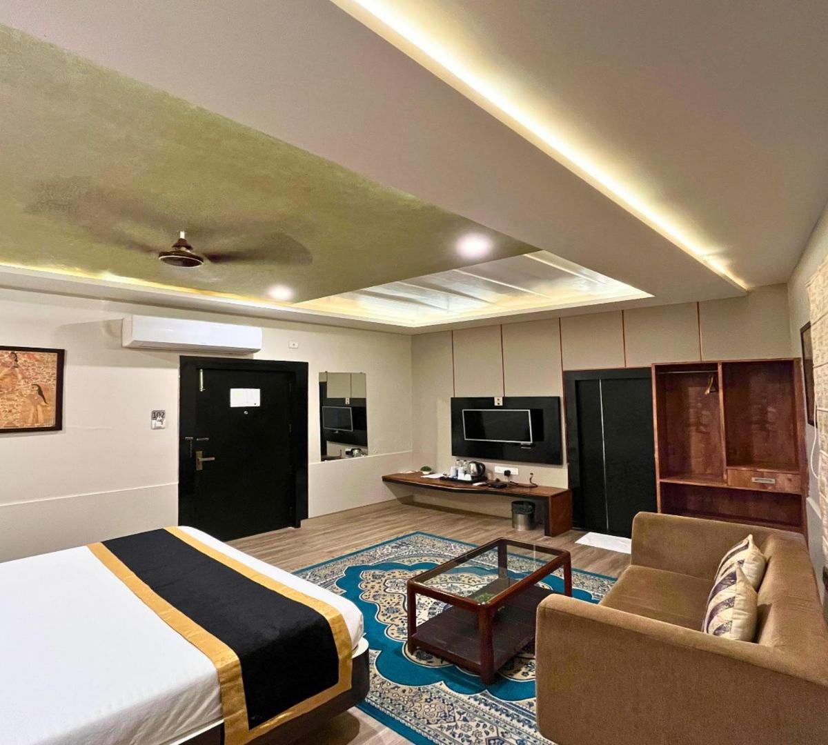 Hotel Runway Inn Pura Raghunāth Exteriör bild