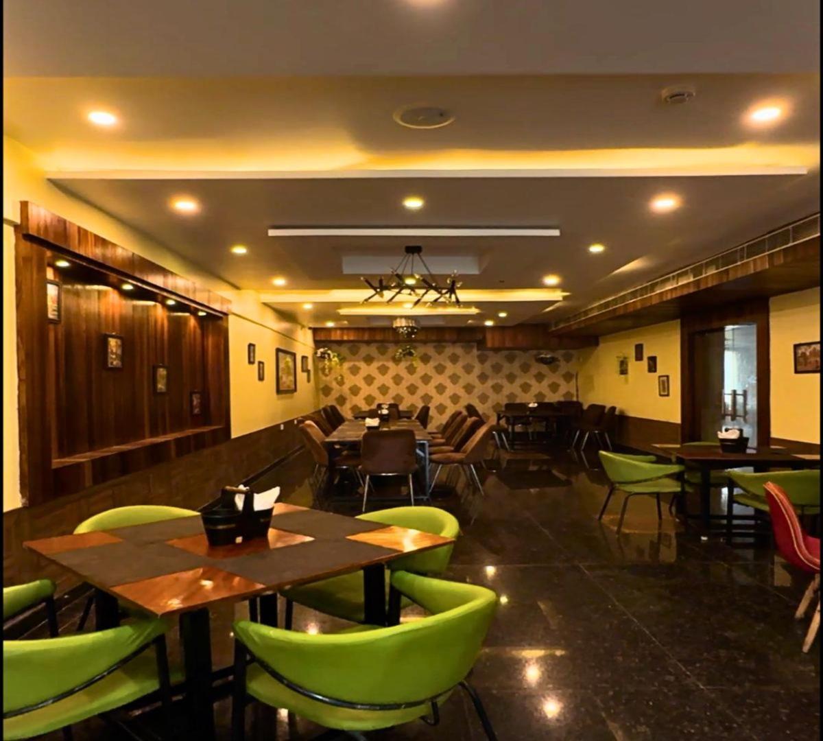 Hotel Runway Inn Pura Raghunāth Exteriör bild