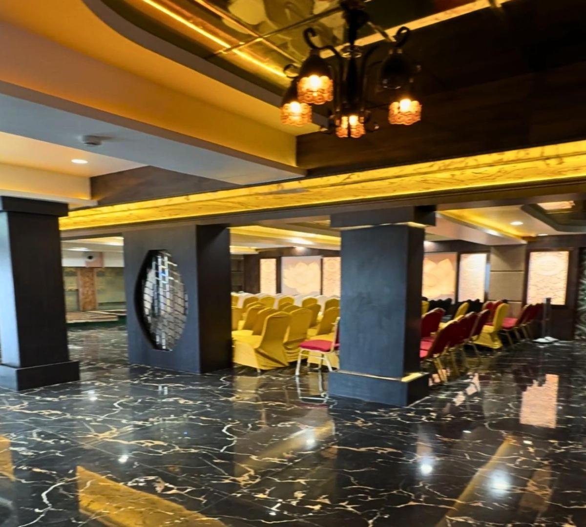 Hotel Runway Inn Pura Raghunāth Exteriör bild