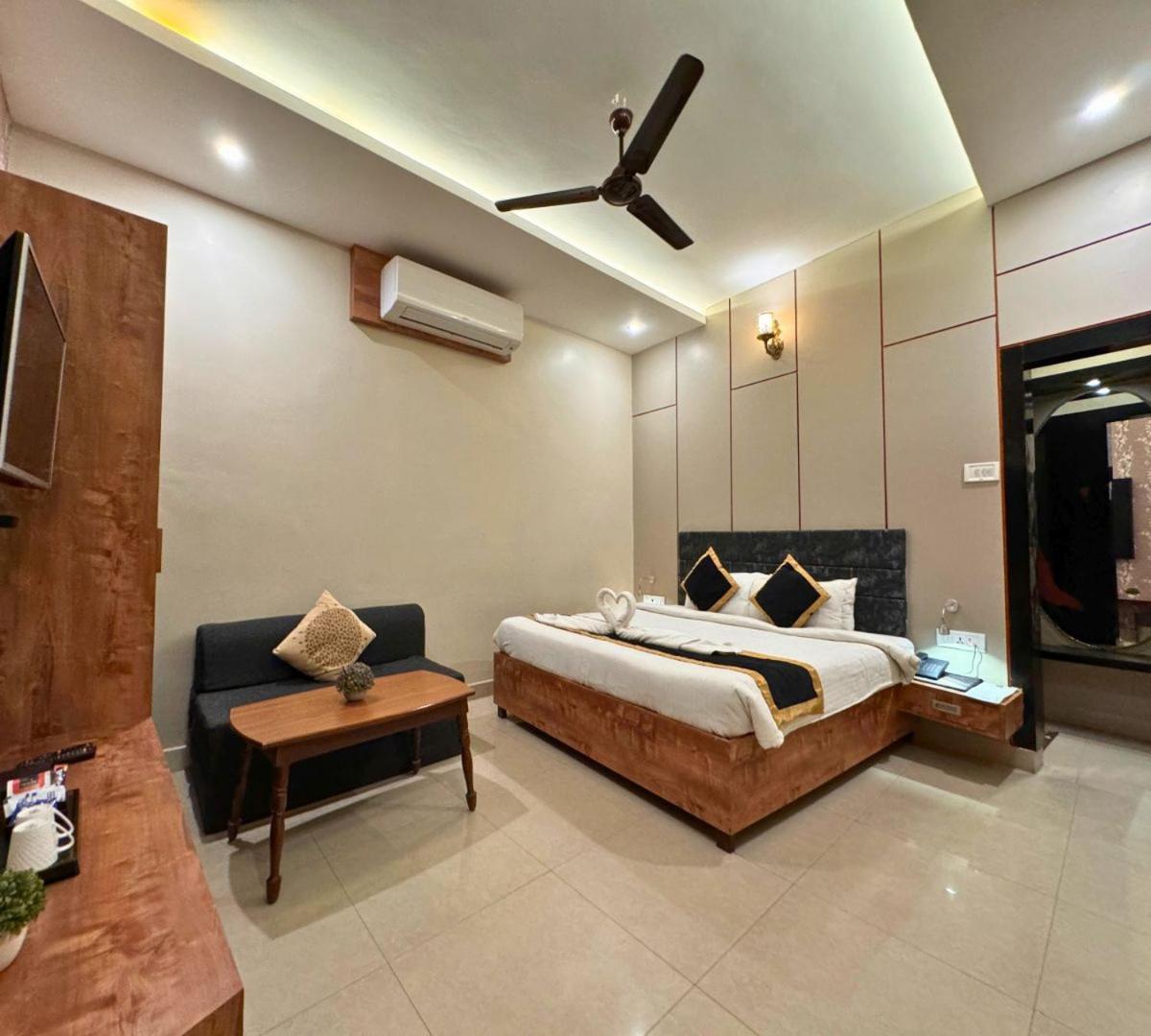 Hotel Runway Inn Pura Raghunāth Exteriör bild
