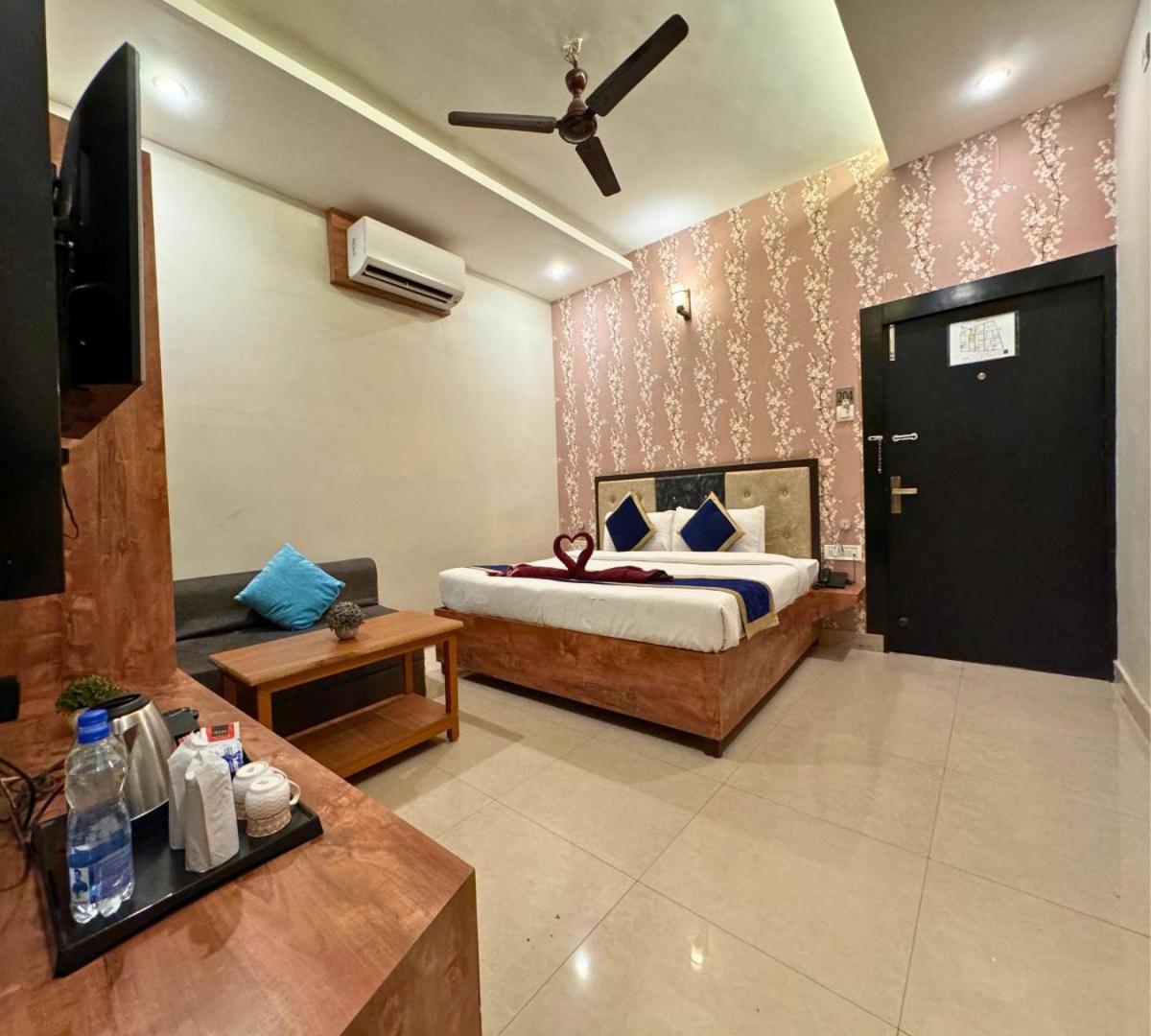 Hotel Runway Inn Pura Raghunāth Exteriör bild